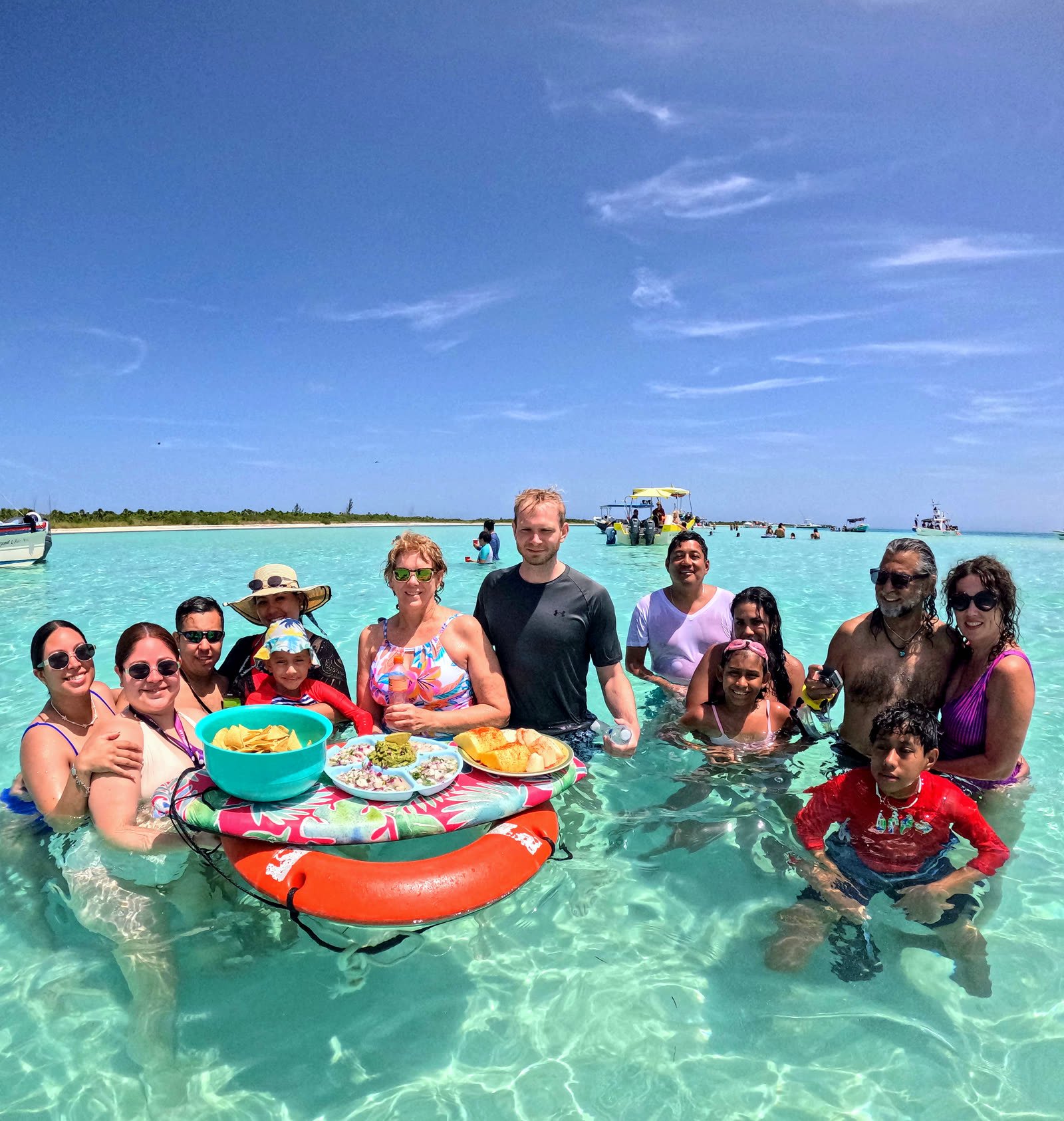 Grupa w turkusowej lagunie przy Cozumel